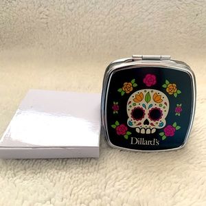 Skull mirrored compact.